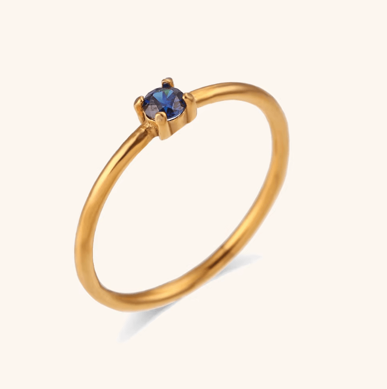 Plain Ring mit dunkelblauem Stein - Clout Vienna