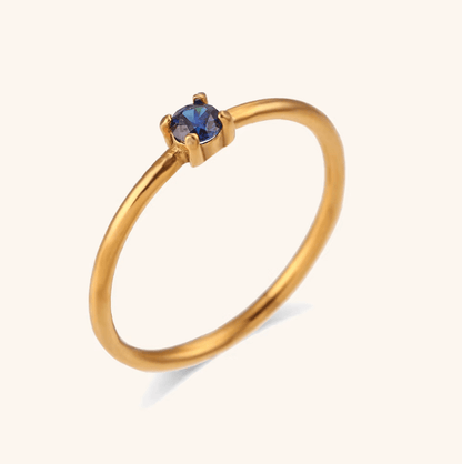 Plain Ring mit dunkelblauem Stein - Clout Vienna