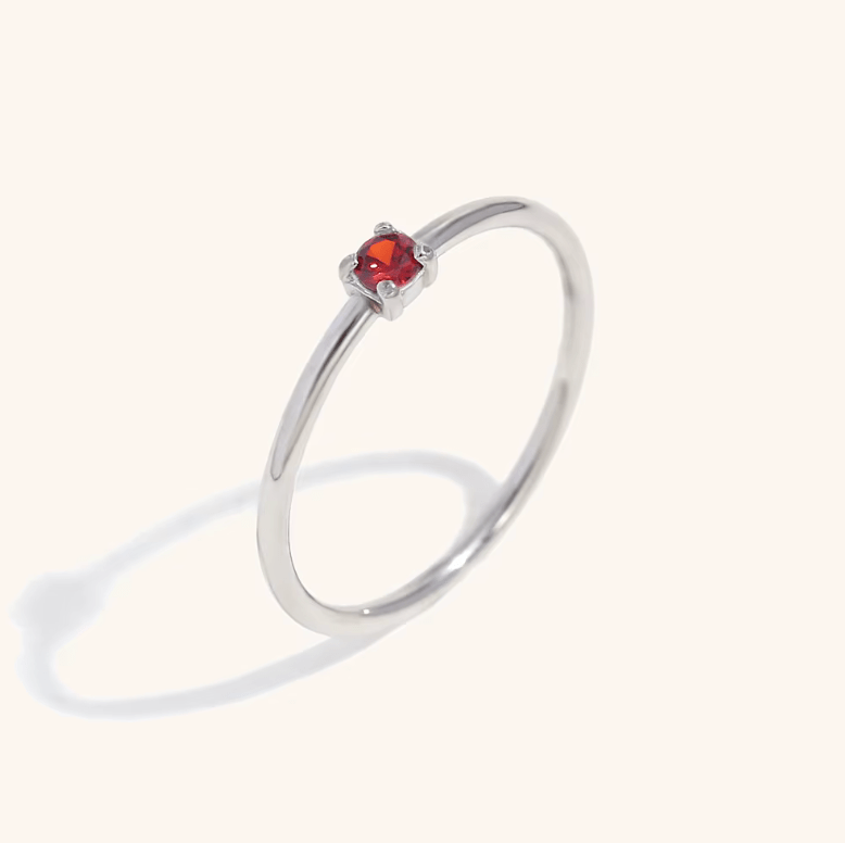 Plain ring mit rotem Stein - Clout Vienna